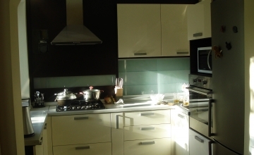 10 светлая маленькая кухня